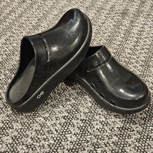 Oofos Shiny Black Slip-On Clogs